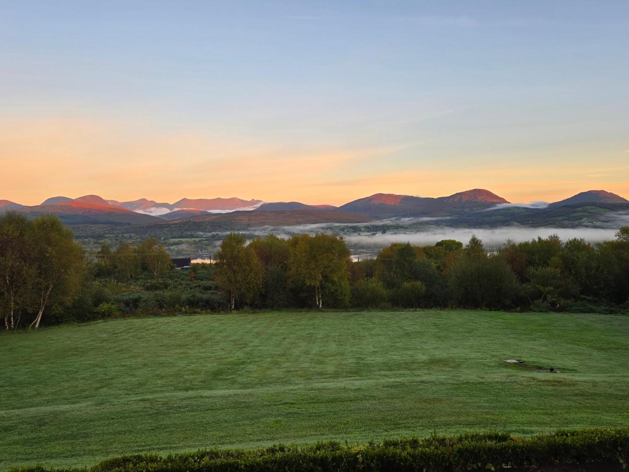 Misty Bay - Kenmare Hotel Bagian luar foto